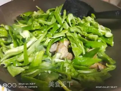 Make Five flowers with green pepper step 3