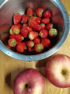 Make Strawberry apple sauce step 0