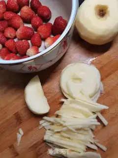 Make Strawberry apple sauce step 1