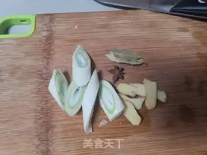 Make Spicy chicken silk step 1