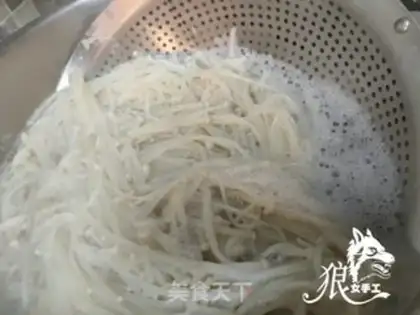 Make Red-oiled needle mushrooms step 1
