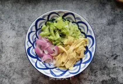 Make Onion pickles with tofu skin step 4