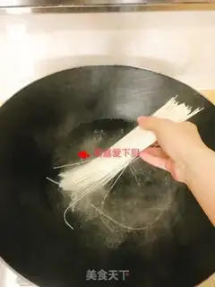 Make Tomato egg noodles step 1