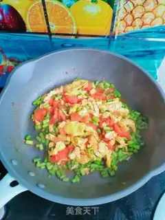 Make Garlic tomato fried eggs step 9