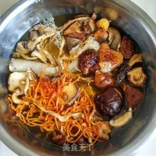Make Wild fungus chicken stew step 0