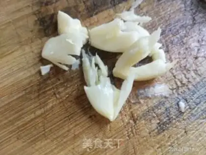 Make Tomato fried eggs step 1