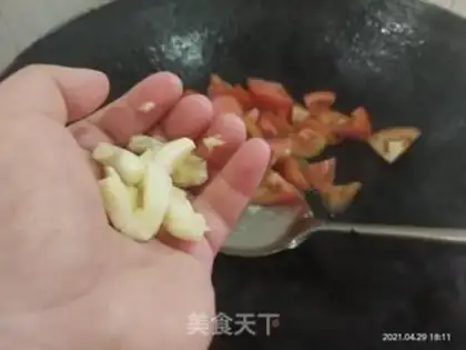 Make Tomato fried eggs step 4