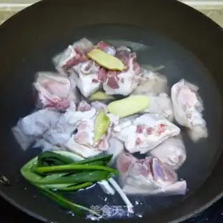 Make Spicy roasted pig hoof step 1