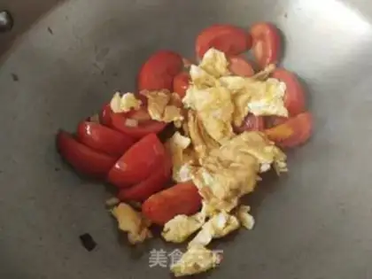Make Tomato fried eggs step 8
