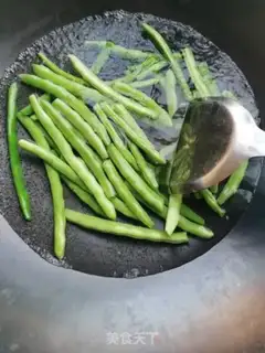 Make Four seasons of bean fried meat step 1