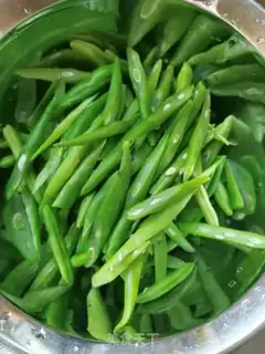 Make Four seasons of bean fried meat step 2