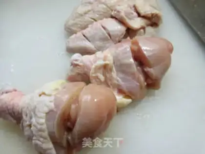 Make New Orleans has chicken claws on his wings step 1