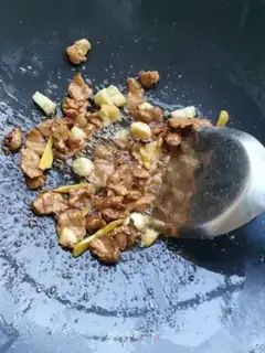 Make Four seasons of bean fried meat step 5