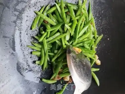 Make Four seasons of bean fried meat step 6