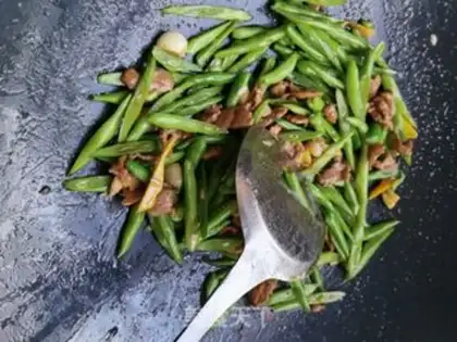 Make Four seasons of bean fried meat step 7