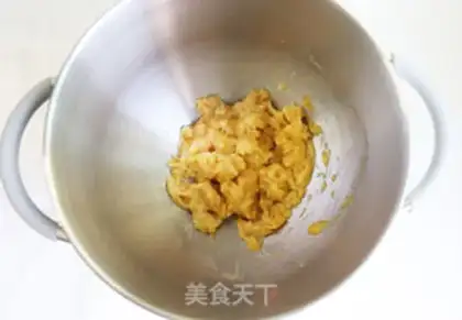 Make All-eat walnut banana buns step 1