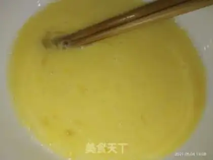 Make Tomato fried eggs step 1