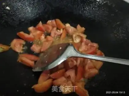 Make Tomato fried eggs step 3