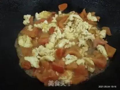 Make Tomato fried eggs step 5