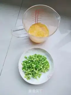 Make Eggs and garlic fried rice step 1