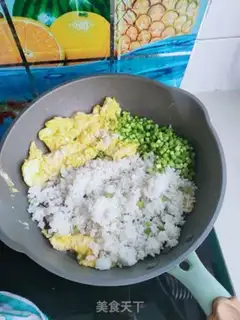 Make Eggs and garlic fried rice step 3