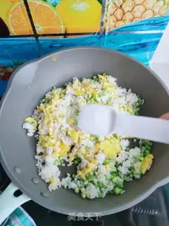 Make Eggs and garlic fried rice step 4
