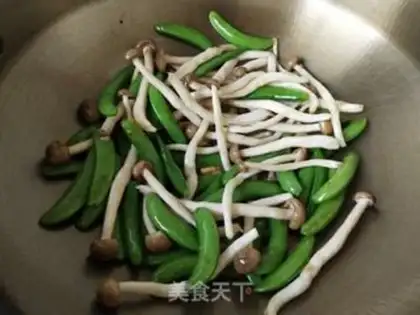 Make Crab mushrooms and sweet beans step 2