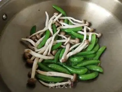 Make Crab mushrooms and sweet beans step 3