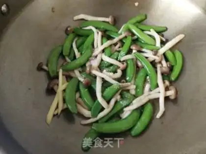 Make Crab mushrooms and sweet beans step 4