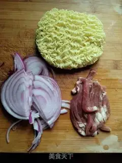Make Onion beef noodles step 0