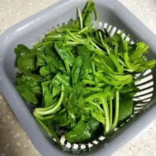 Make Spinach fried eggs step 1