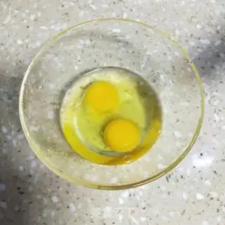 Make Spinach fried eggs step 3