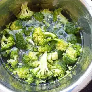 Make Chicken leg salad with broccoli step 4