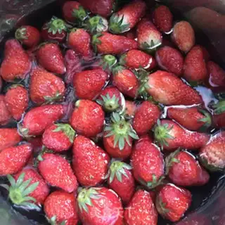 Make Sugar strawberry step 0