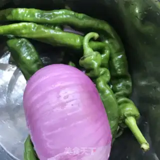 Make Onion pepper fried sausage step 1