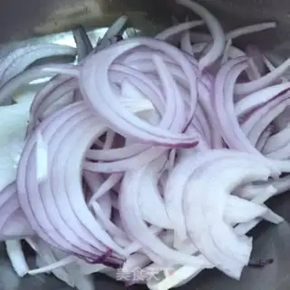 Make Onion pepper fried sausage step 4