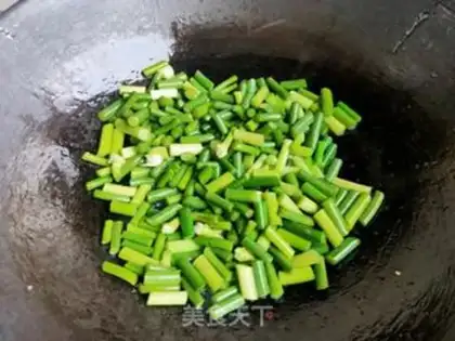 Make Garlic fried eggs step 5