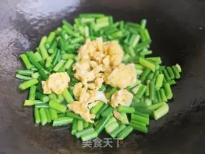 Make Garlic fried eggs step 6