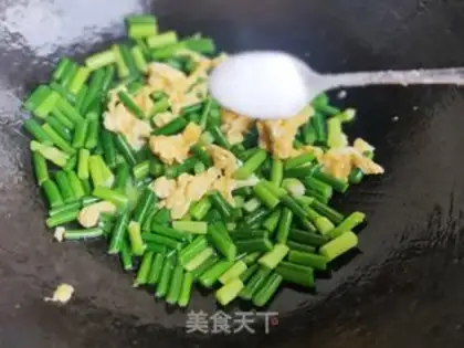 Make Garlic fried eggs step 7