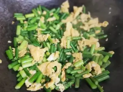 Make Garlic fried eggs step 8