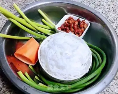 Make A fan of peanut rice with garlic step 0