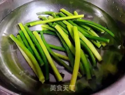 Make A fan of peanut rice with garlic step 2