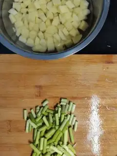Make Garlic fried potatoes step 1