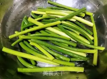 Make A fan of peanut rice with garlic step 3
