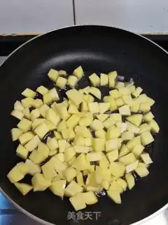 Make Garlic fried potatoes step 2