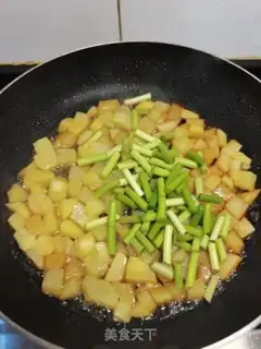 Make Garlic fried potatoes step 4