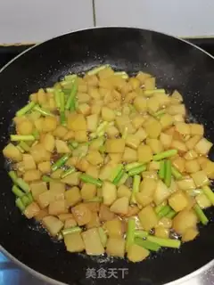 Make Garlic fried potatoes step 5