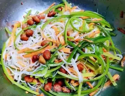 Make A fan of peanut rice with garlic step 8