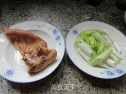 Make Onion fried pig ears step 0
