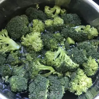 Make Tea and oil and broccoli step 0